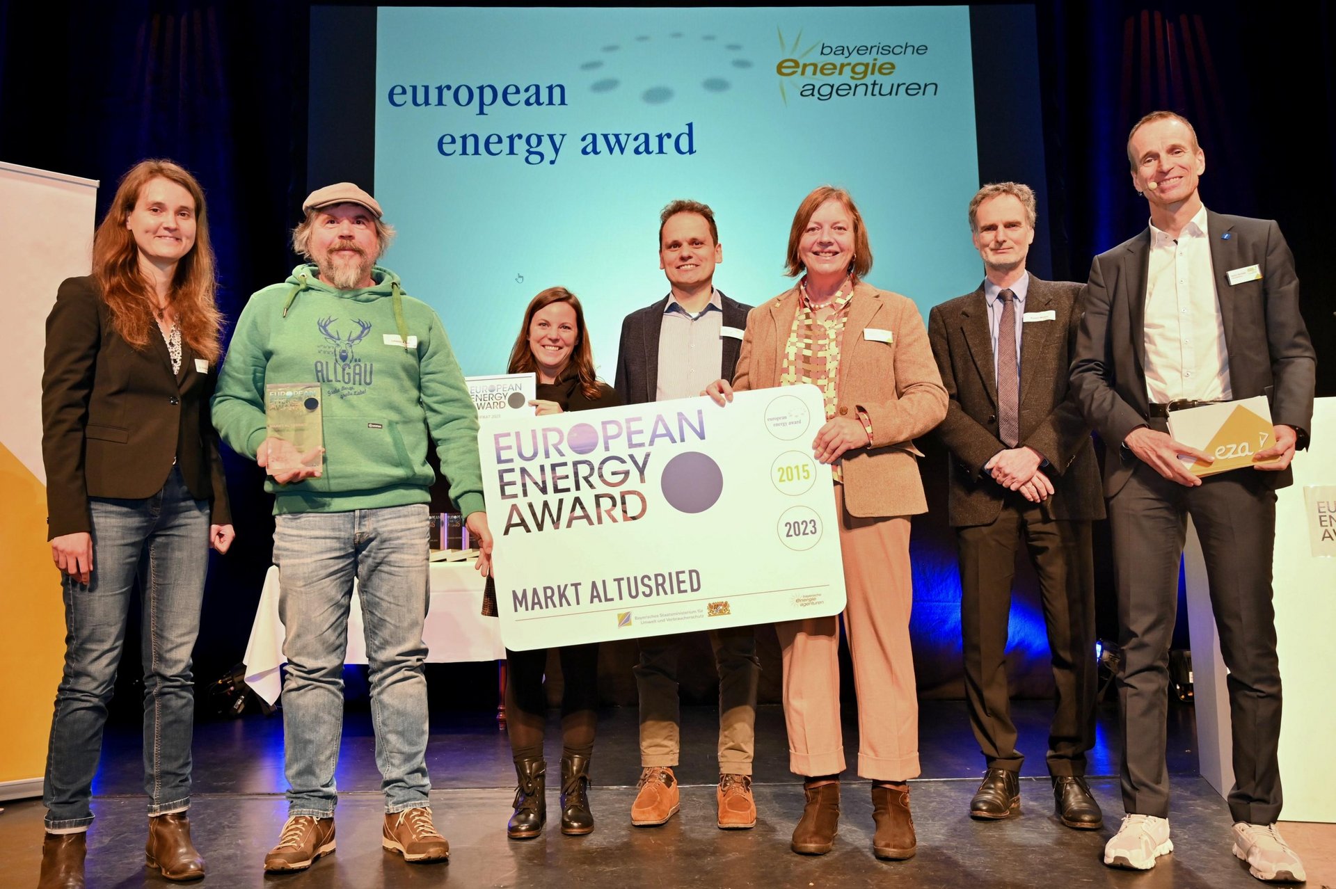 Verleihung des European Energy Awards 2023 in Augsburg an den Markt Altusried durch Ministerialdirigent Robert Winkler